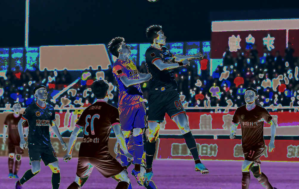 শেষ বিশ মিনিট এখন আলাদা বাজার: পাঁচ বদলির নিয়ম কীভাবে ফুটবলকে নিলামে বদলে দিল